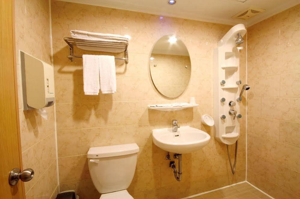 גאושיונג Kindness Hotel Weiwuying מראה חיצוני תמונה